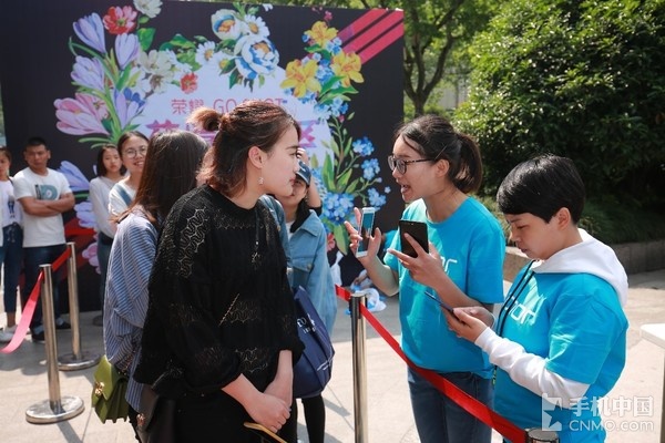 苏宁易购庆春店，荣耀V9挑战吉尼斯纪录现场